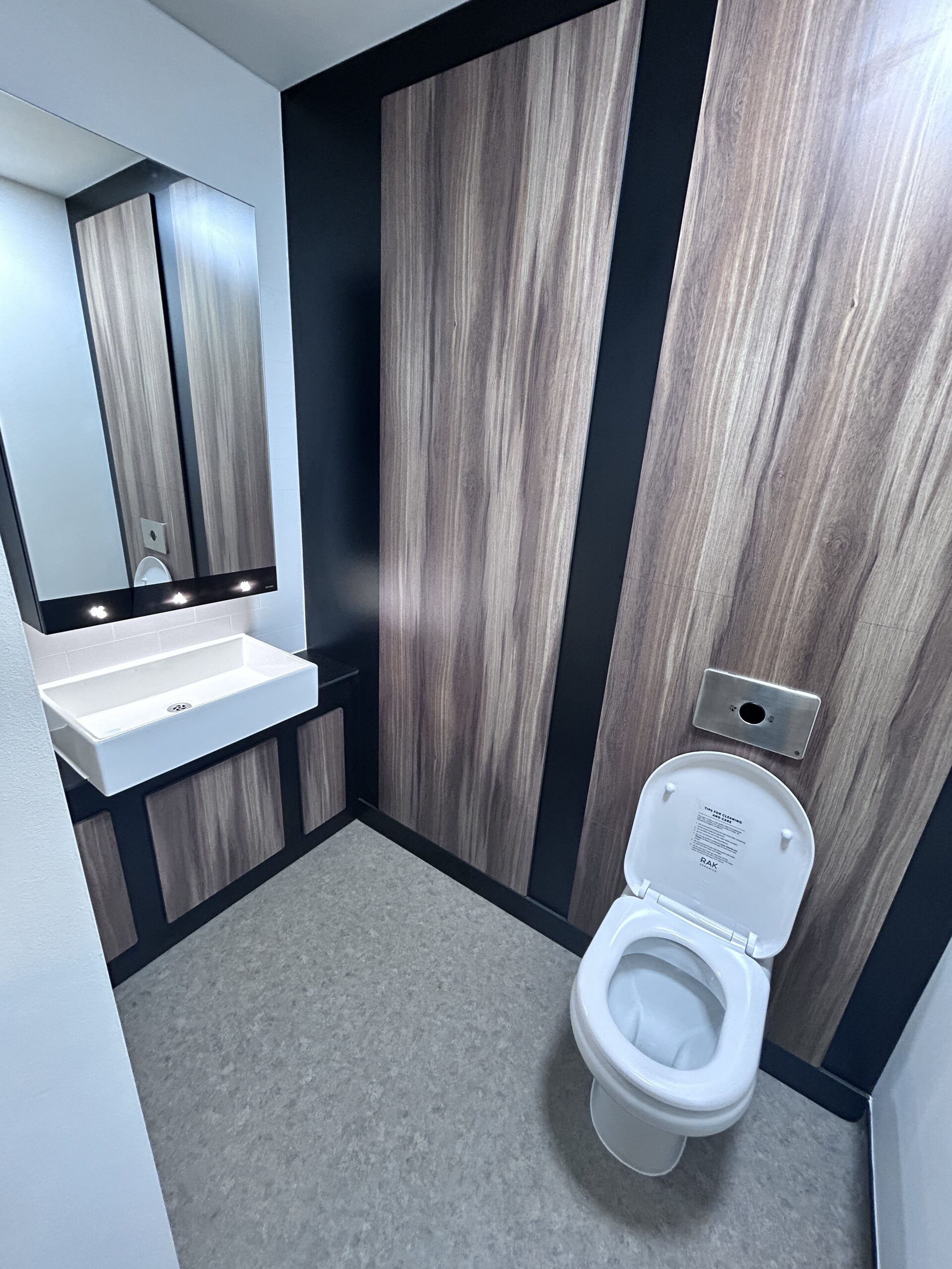 Leonardo Luton Toilets